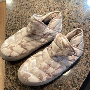 Men’s north face slippers